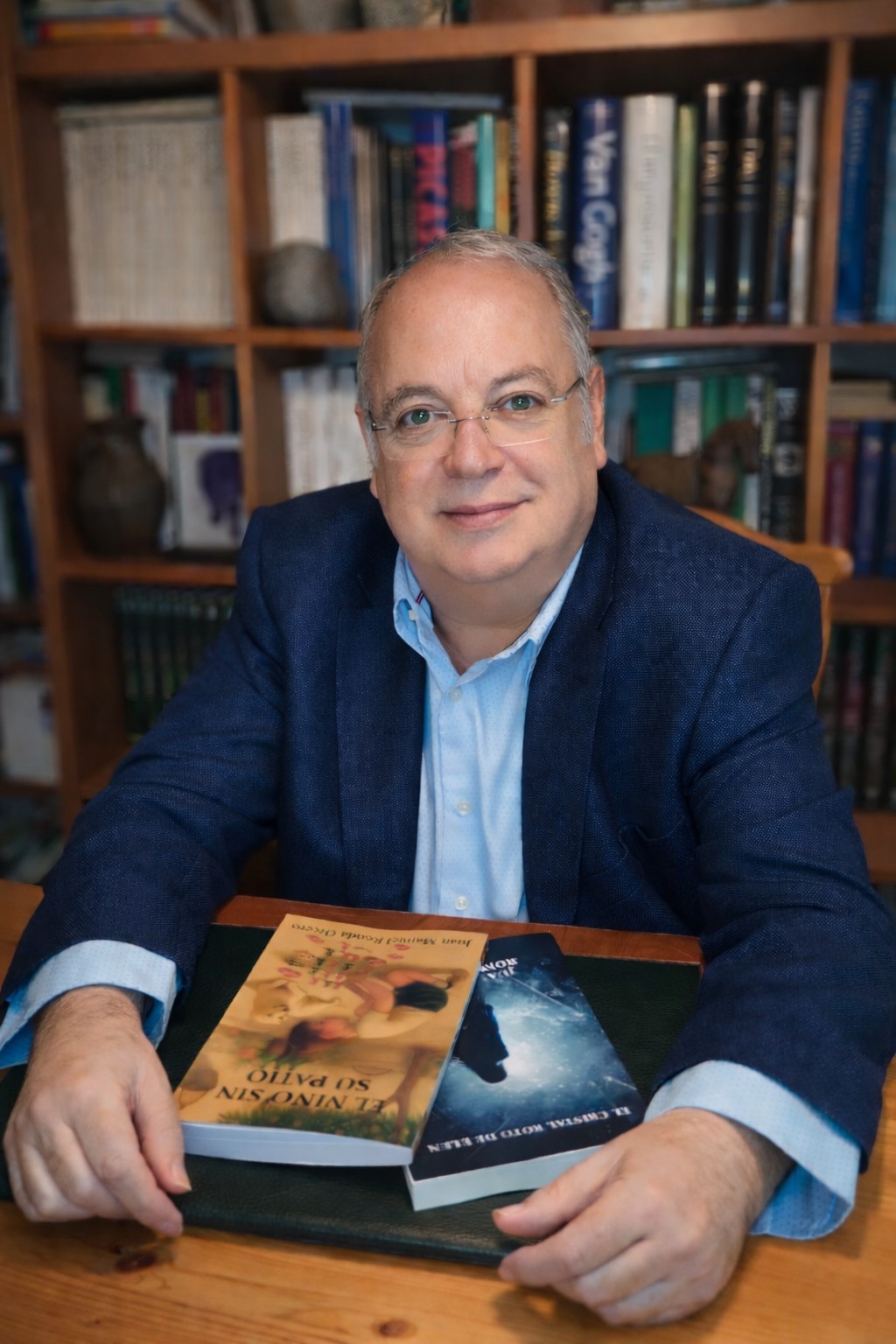 Juan Manuel Ronda Orcero con sus libros
